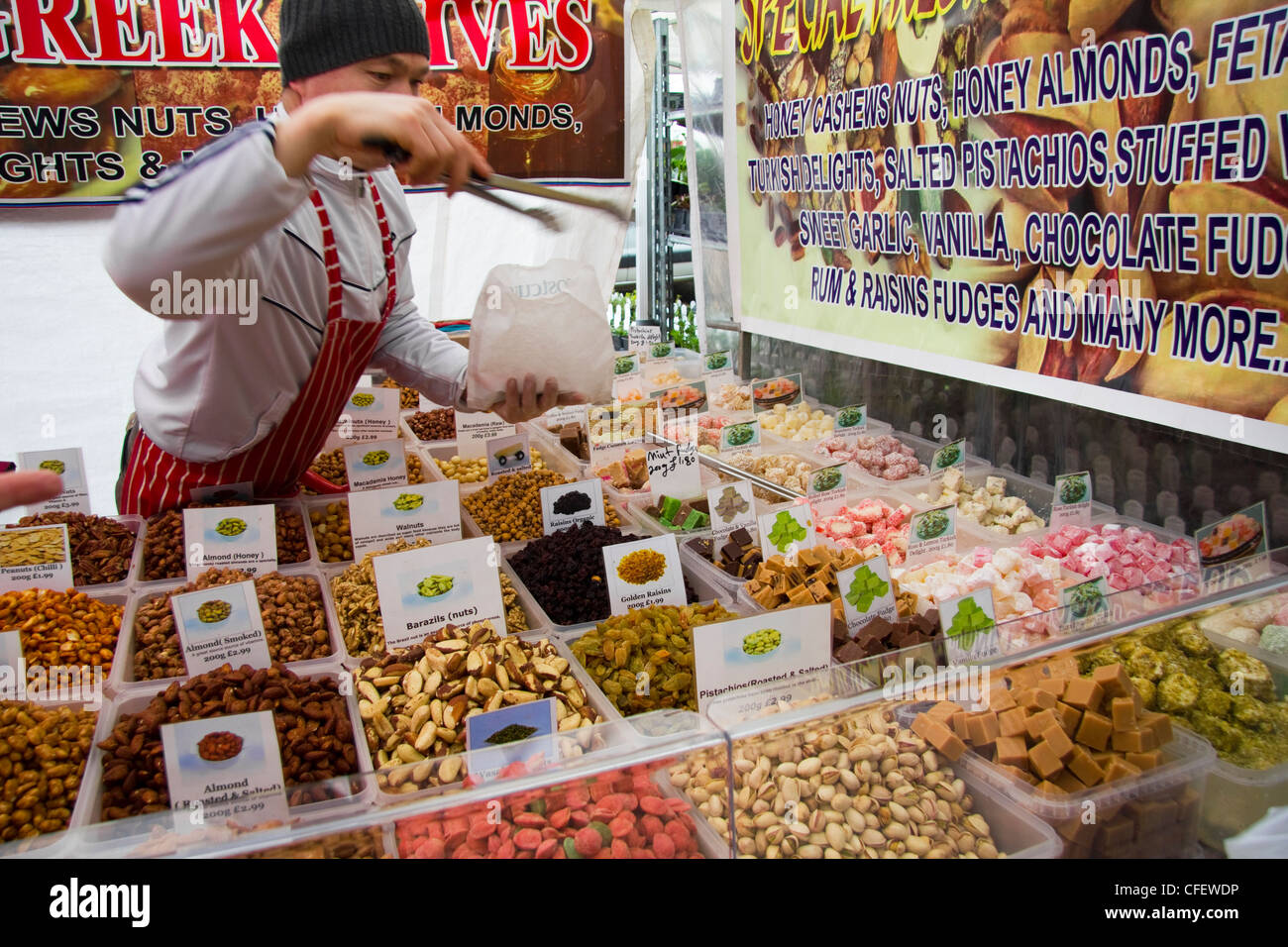 Alimenti greco stallo, lunedì mercato nel centro città, Skipton, Yorkshire Dales National Park, North Yorkshire, Inghilterra, Regno Unito Foto Stock