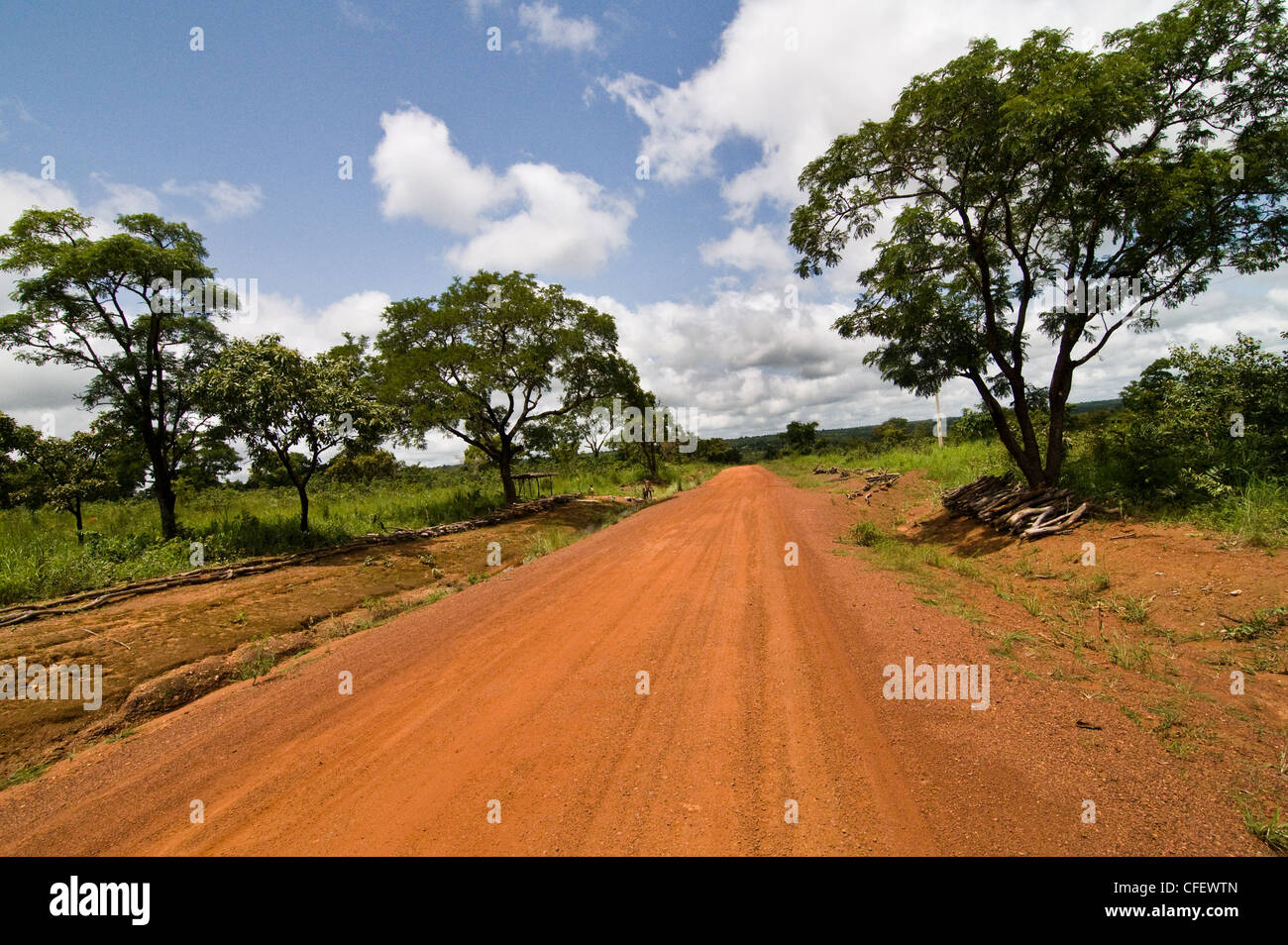 Terra rossa strade sterrate in Africa occidentale. Foto Stock