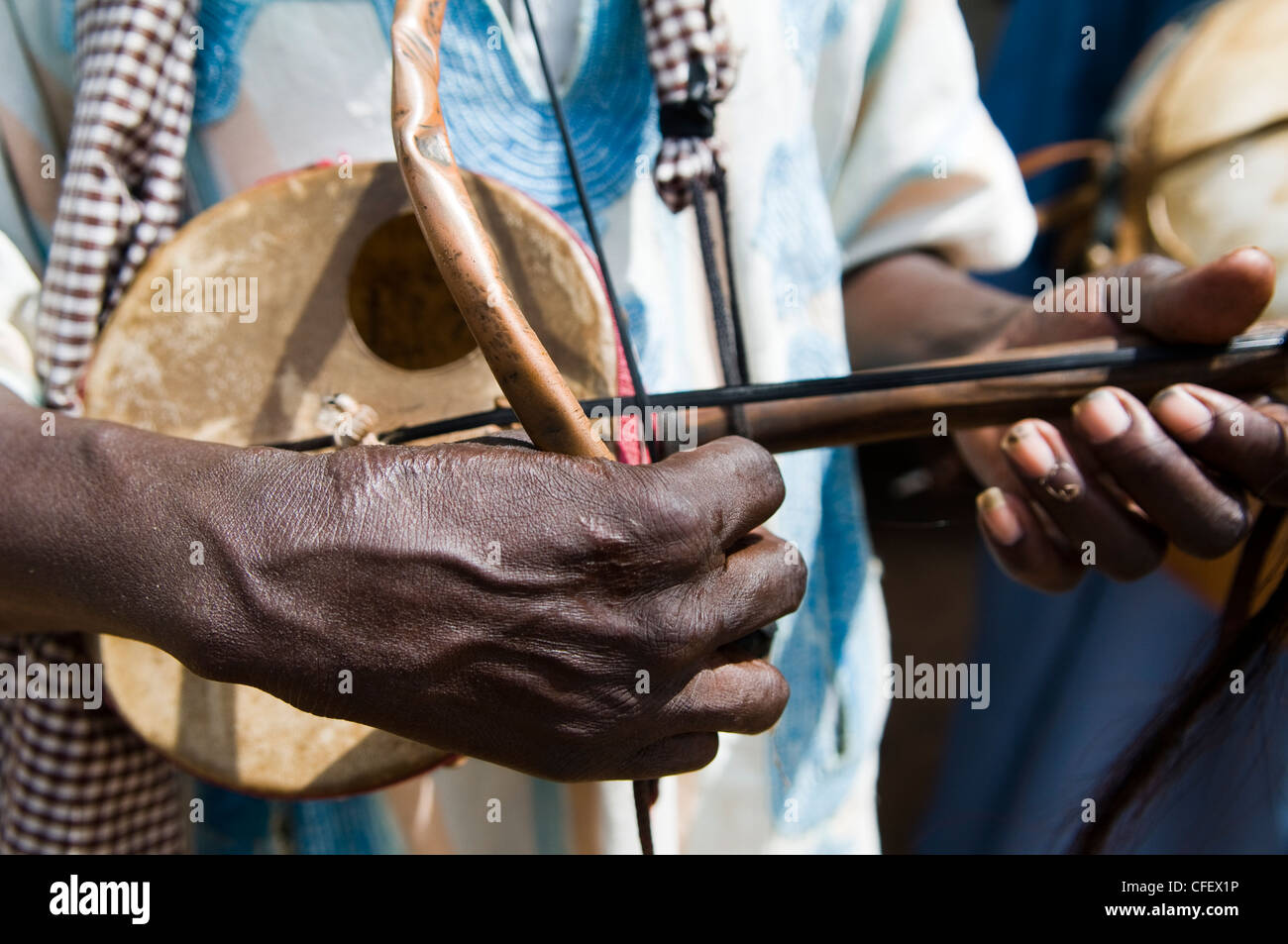 Tradizionale africana occidentale di strumento a corda Goge o Imzad giocato come un violino. Foto Stock