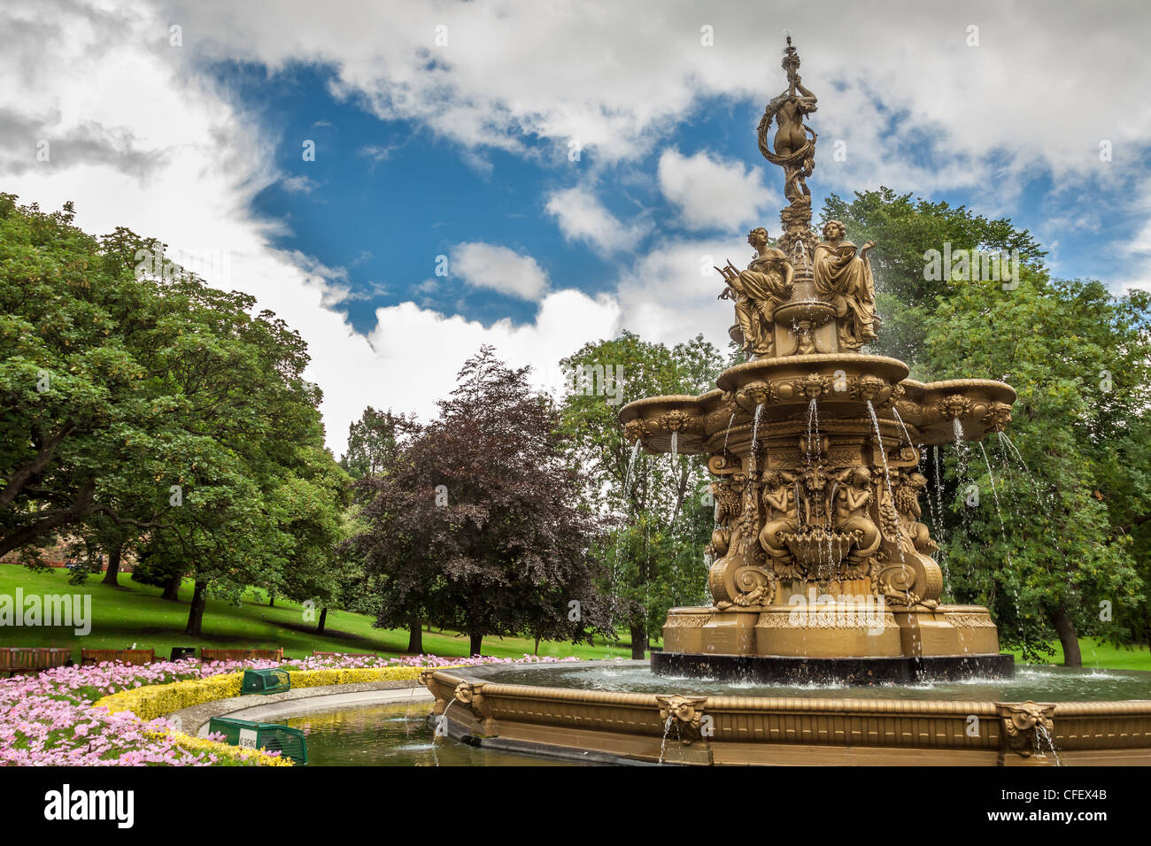 Grande fontana in Edinburgh central park Foto Stock