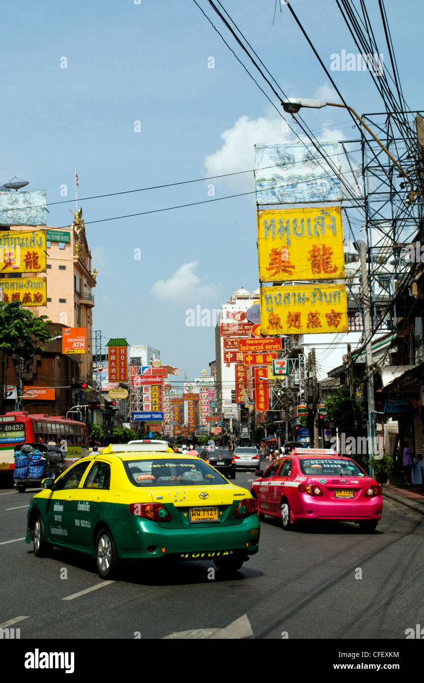'I taxi sulla strada di Bangkok in China Town' Foto Stock