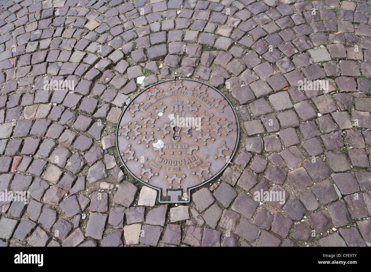 Tombino fognario sulla strada di ciottoli, Città Vecchia, Cracovia, Cracovia, Malopolska Provincia, Piccola Polonia voivodato, Polonia Foto Stock