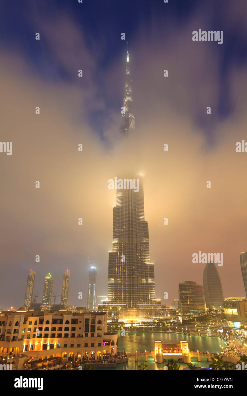 Il Burj Khalifa illumina le nuvole e dintorni skyline notturno, Downtown, Dubai, Emirati Arabi Uniti, Medio Oriente Foto Stock