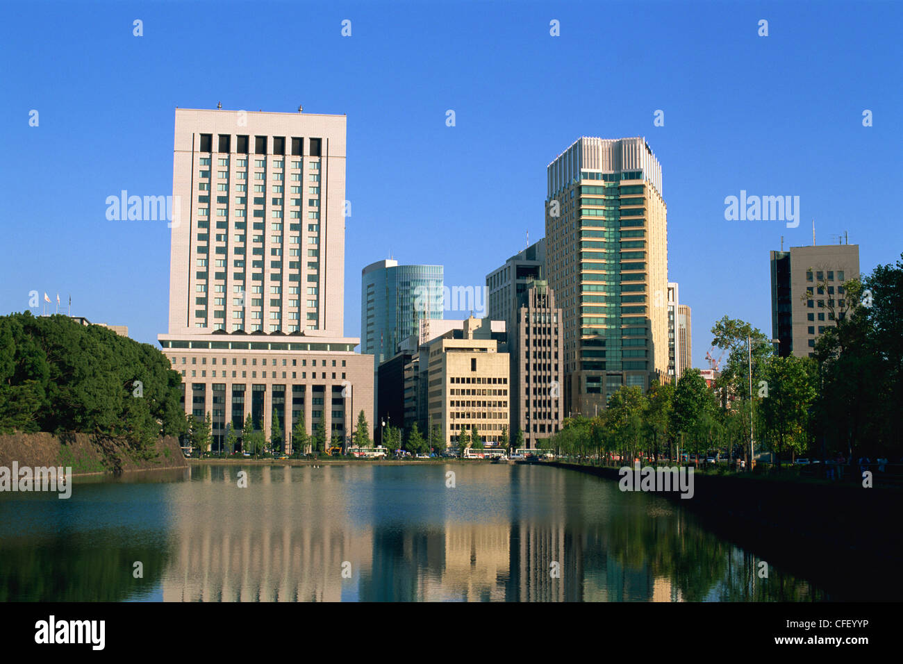 Giappone, Honshu, Tokyo Imperial Palace fossato e affaristico Marunouchi Skyline di Area Foto Stock