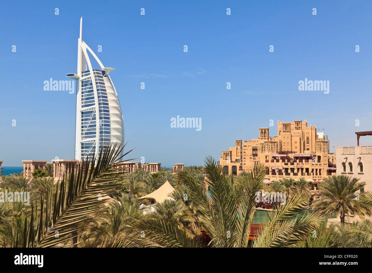 Burj Al Arab e Madinat Jumeirah Hotel, Dubai, Emirati Arabi Uniti, Medio Oriente Foto Stock