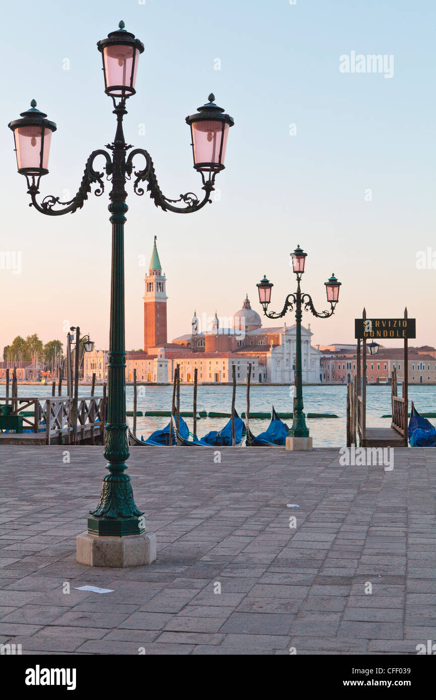 Gondole ormeggiate sulla laguna, San Giorgio Maggiore al di là, Riva degli Schiavoni, Venezia, Veneto, Italia Foto Stock