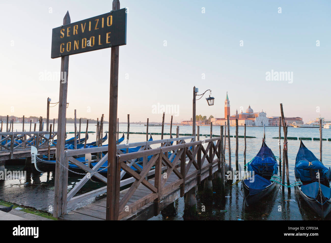 Gondole ormeggiate sulla laguna, San Giorgio Maggiore al di là, Riva degli Schiavoni, Venezia, Veneto, Italia Foto Stock