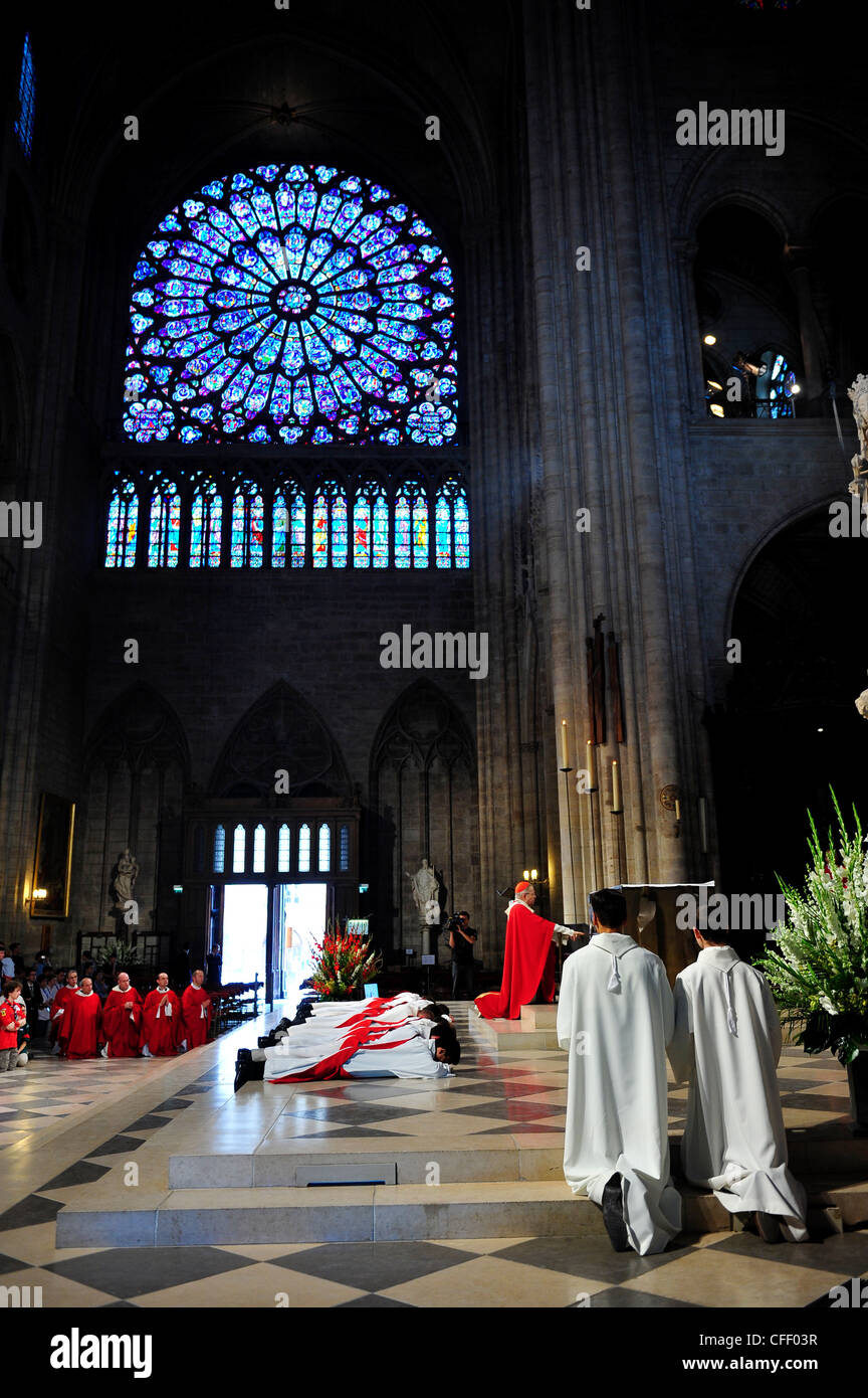 Sacerdote ordinazioni nella cattedrale di Notre Dame de Paris cathedral, Parigi, Francia, Europa Foto Stock