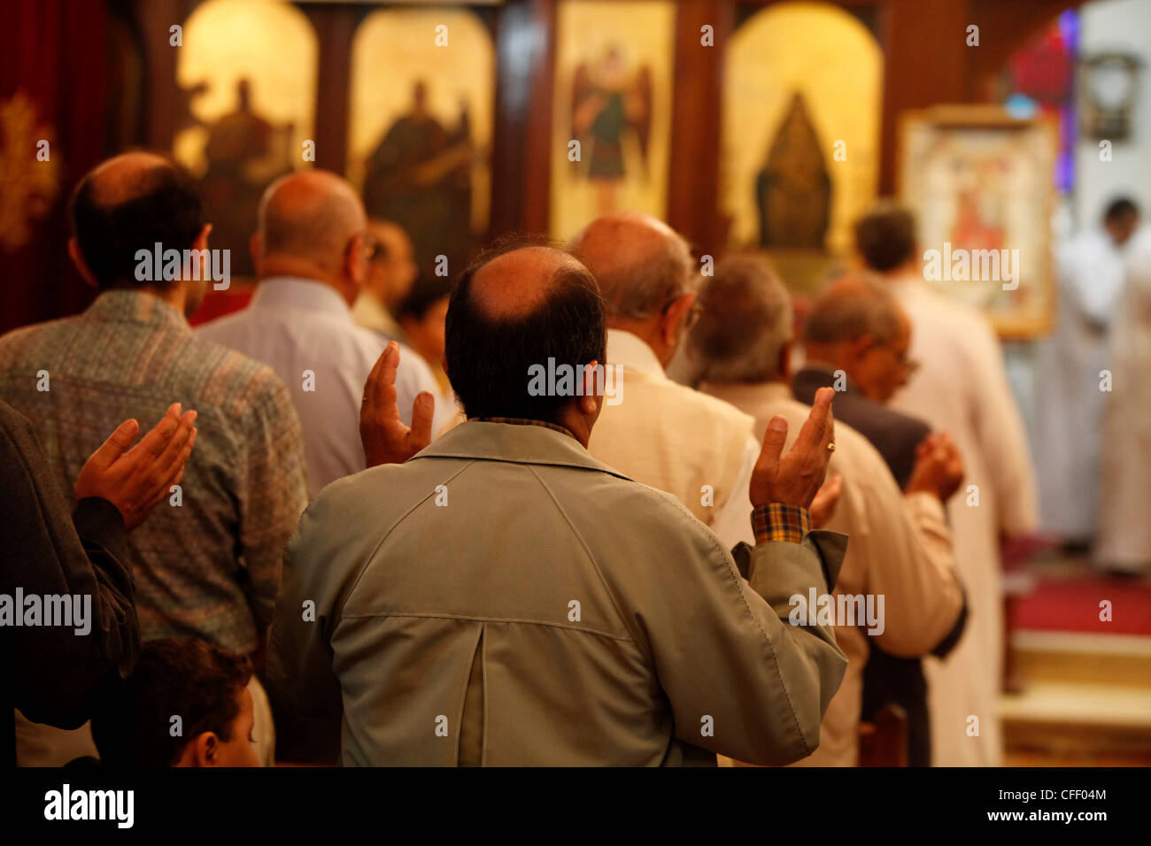 Uomini sezione durante la celebrazione in Abbassiya chiesa copta, Cairo, Egitto, Africa Settentrionale, Africa Foto Stock