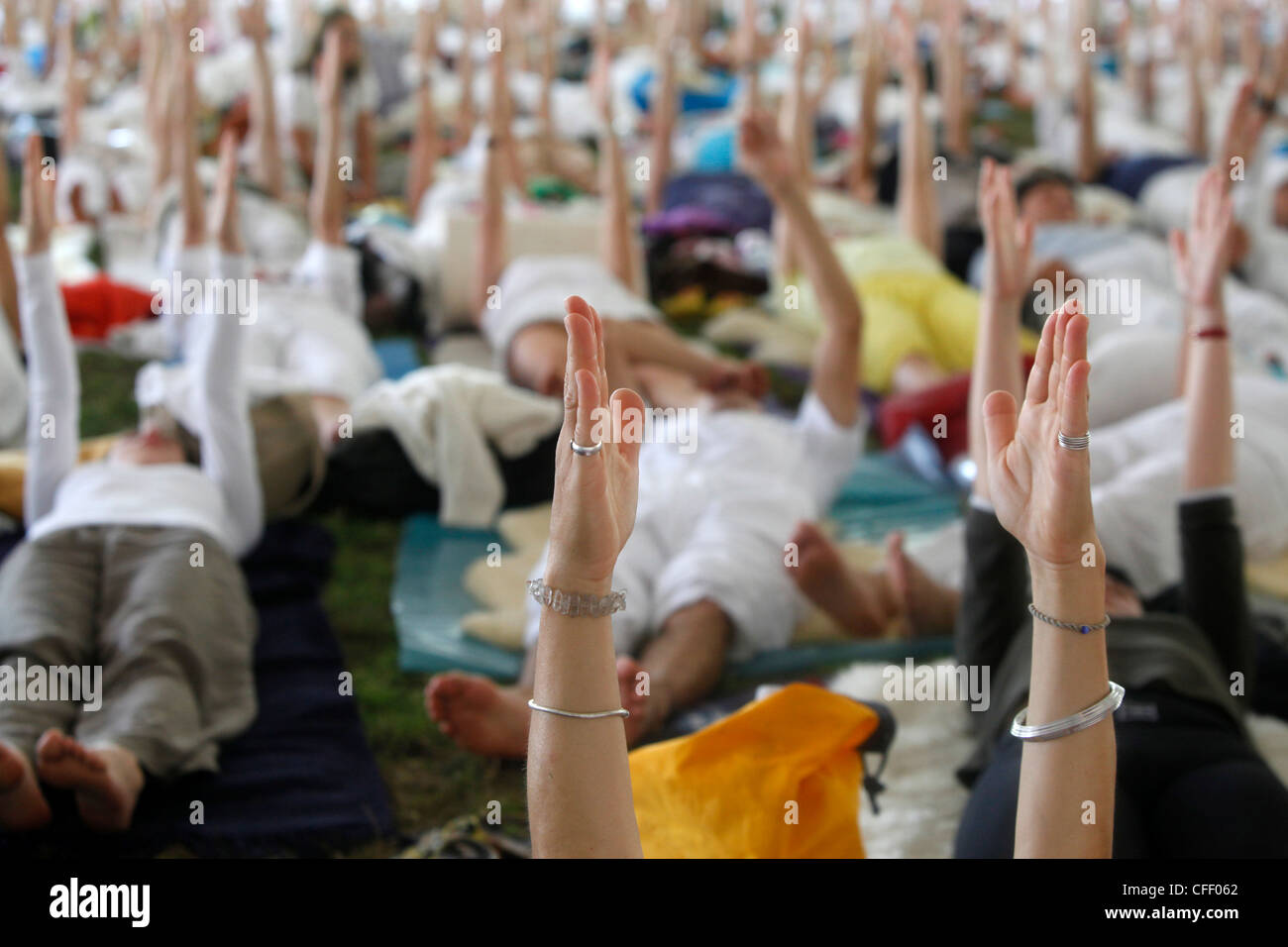 La meditazione di gruppo a Kundalini Yoga festival, Mur de Sologne, Loir-et-Cher, Francia, Europa Foto Stock