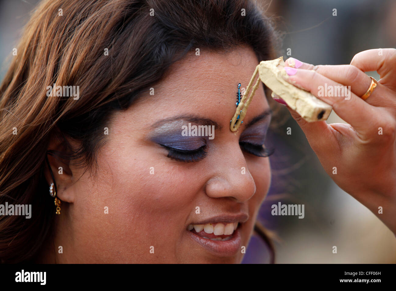 Saluto Tilak a Janmashtami festival a Bhaktivedanta Manor (ISKCON Hare Krishna) tempio, Watford, Hertfordshire, Inghilterra, Regno Unito Foto Stock