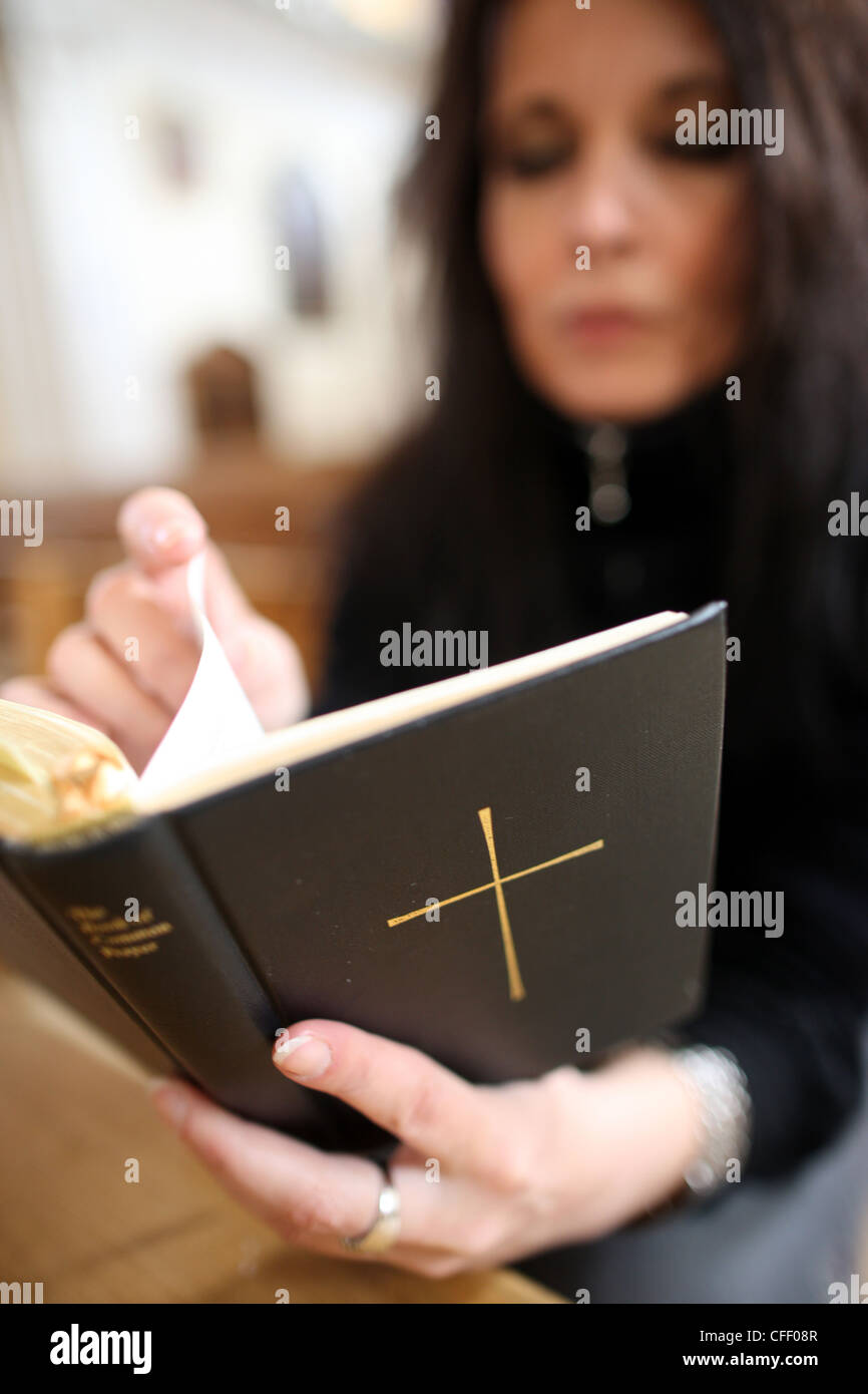 Donna della lettura della Bibbia in una chiesa, Alta Savoia, Francia, Europa Foto Stock