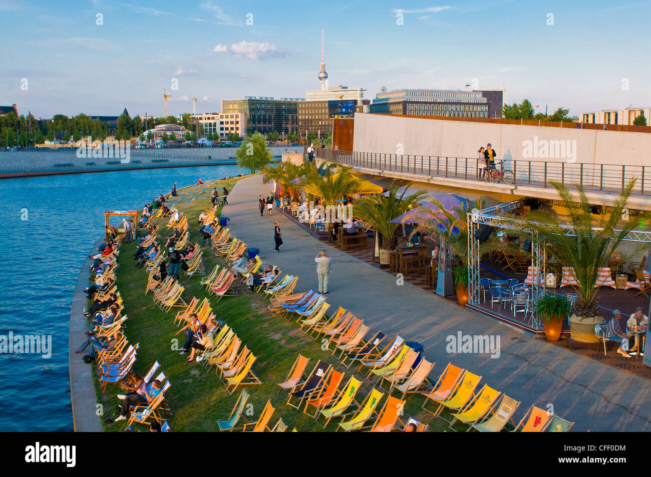 All'aperto in spiaggia lungo la Sprea, opposta alla Lehrter stazione ferroviaria, Berlino, Germania, Europa Foto Stock