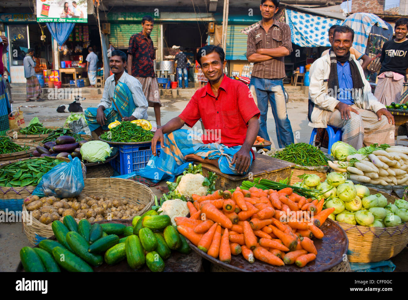 L'uomo vendere verdure di Barisal, Bangladesh Asia Foto Stock