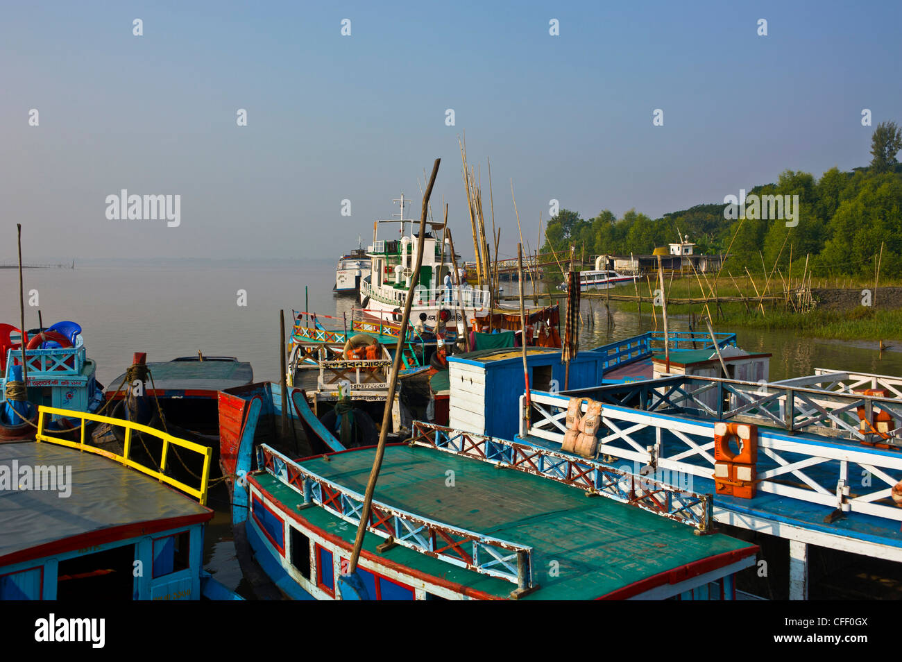 Il molo per le imbarcazioni lasciando alle zone paludose e vie navigabili della Sundarbans, Sito Patrimonio Mondiale dell'UNESCO, Bangladesh Asia Foto Stock