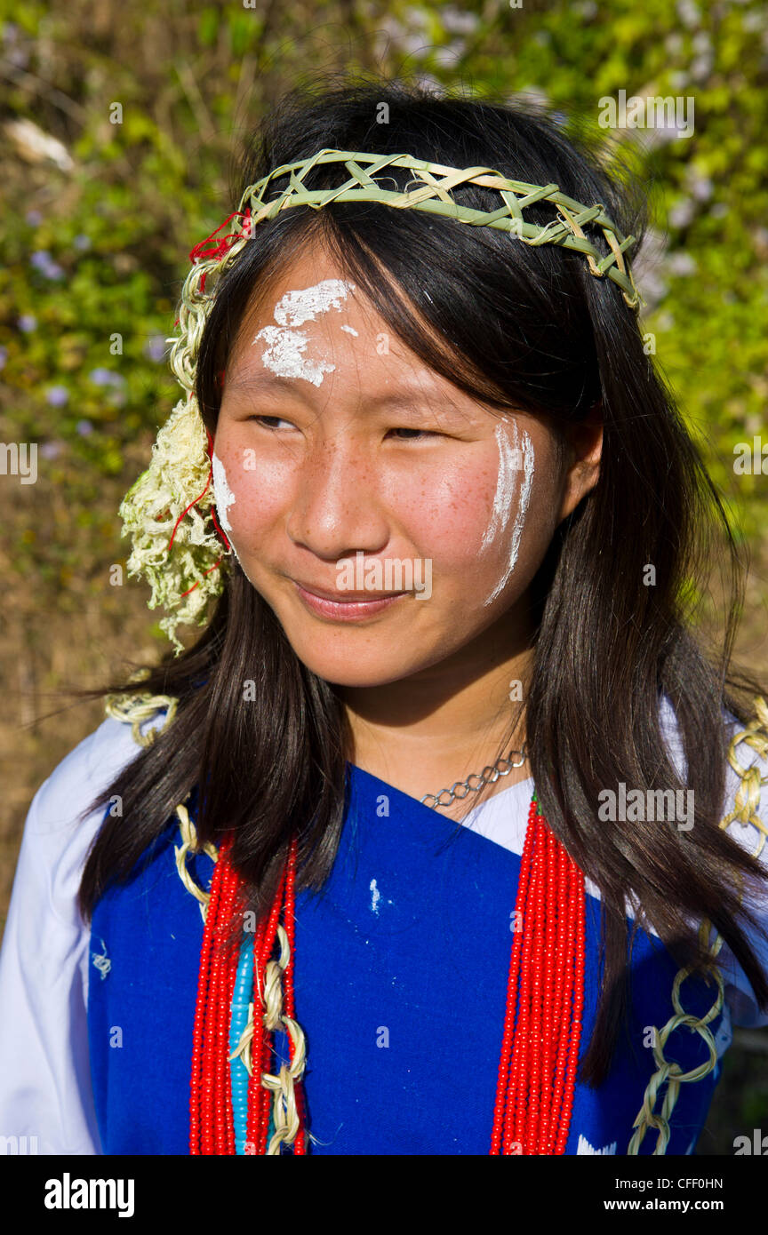 Tradizionalmente Vestiti donna dalle tribù Hillmiri vicino Daporjio, Arunachal Pradesh, il Nordest dell India, India, Asia Foto Stock