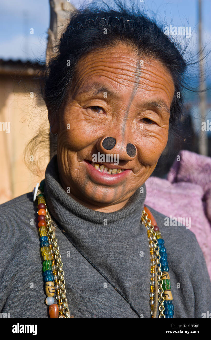 Vecchia donna della tribù Apatani famosa per i pezzi di legno nei loro naso per renderli brutti, Ziro, Arunachal Pradesh, India Foto Stock