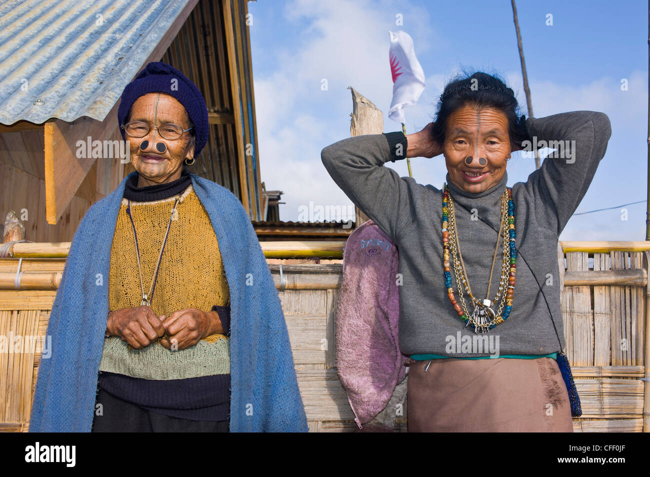 Il vecchio le donne della tribù Apatani famosa per i pezzi di legno nei loro naso per renderli brutti, Ziro, Arunachal Pradesh, India Foto Stock
