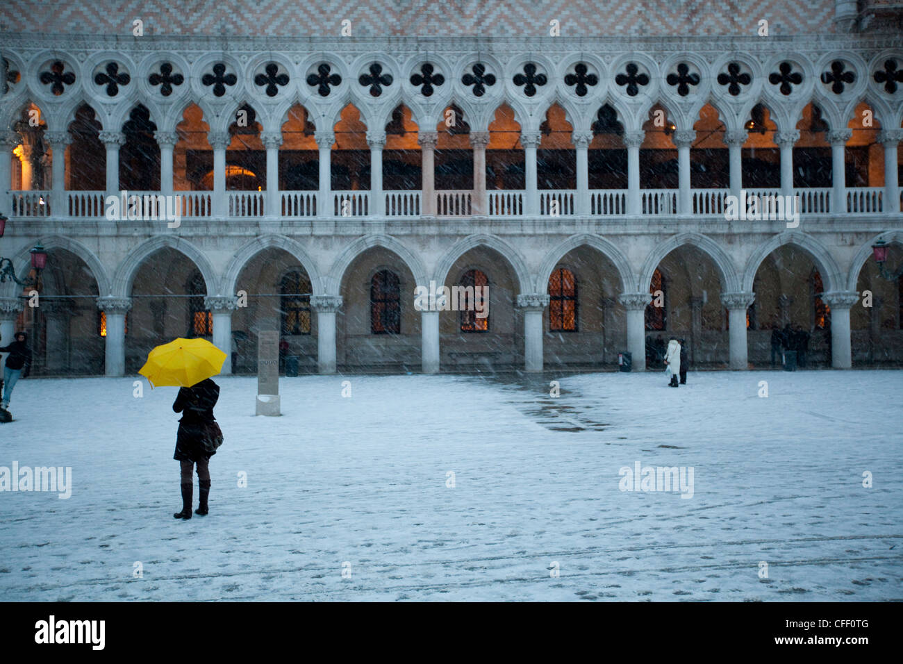 Passeggiate turistiche in Piazza San Marco durante la tempesta di neve, Palazzo Ducale in background, Venezia, Veneto, Italia Foto Stock