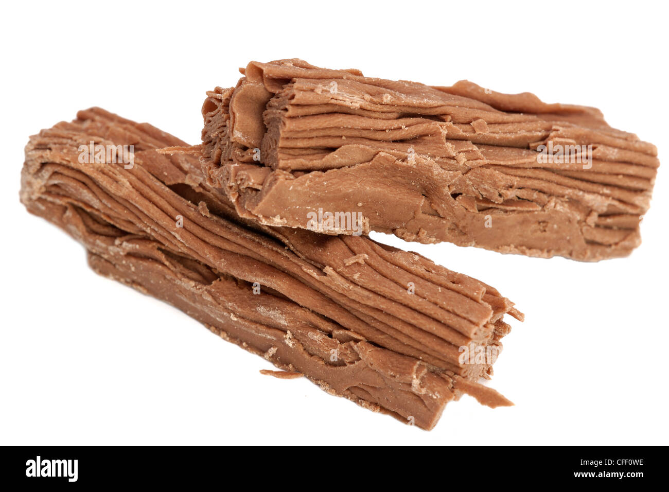 Cadbury ricoperta di cioccolato in fiocchi spezzato in due metà Foto Stock