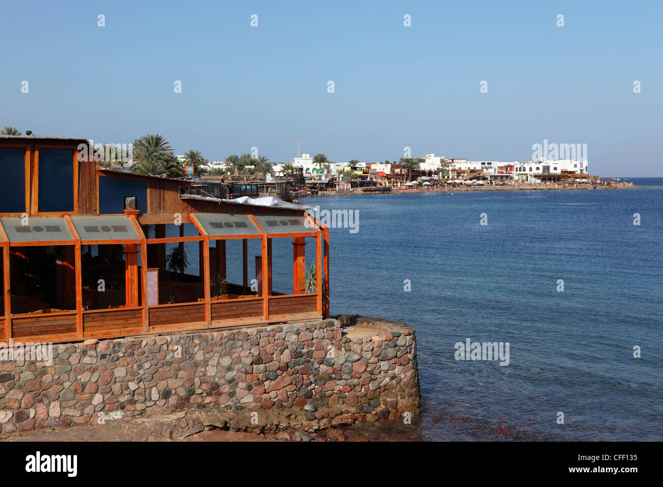 Un ristorante si affaccia sul porto di mare rosso località di Dahab in Egitto, Africa Settentrionale, Africa Foto Stock