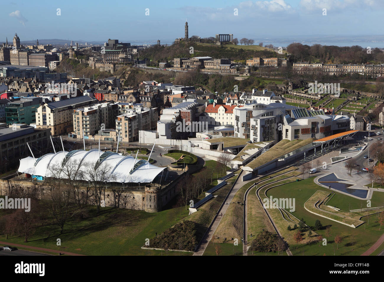 Il Parlamento scozzese si erge in primo piano, sotto Calton Hill, a Edimburgo, Scozia, Regno Unito, Europa Foto Stock