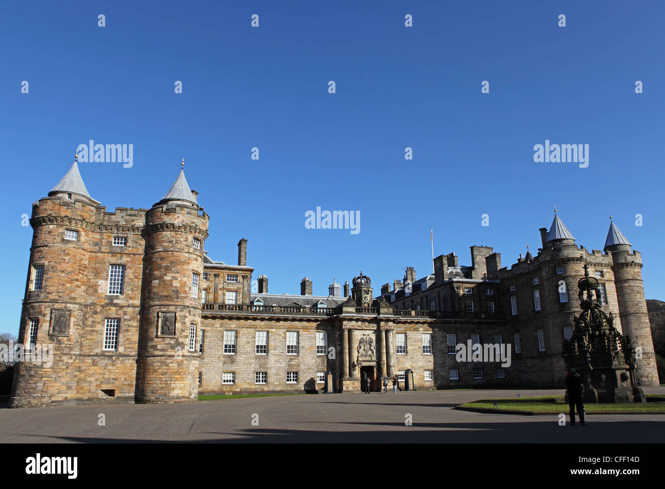 Turisti entrare nel Palazzo di Holyroodhouse, il funzionario regio residenza della regina di Edimburgo, in Scozia, Regno Unito Foto Stock