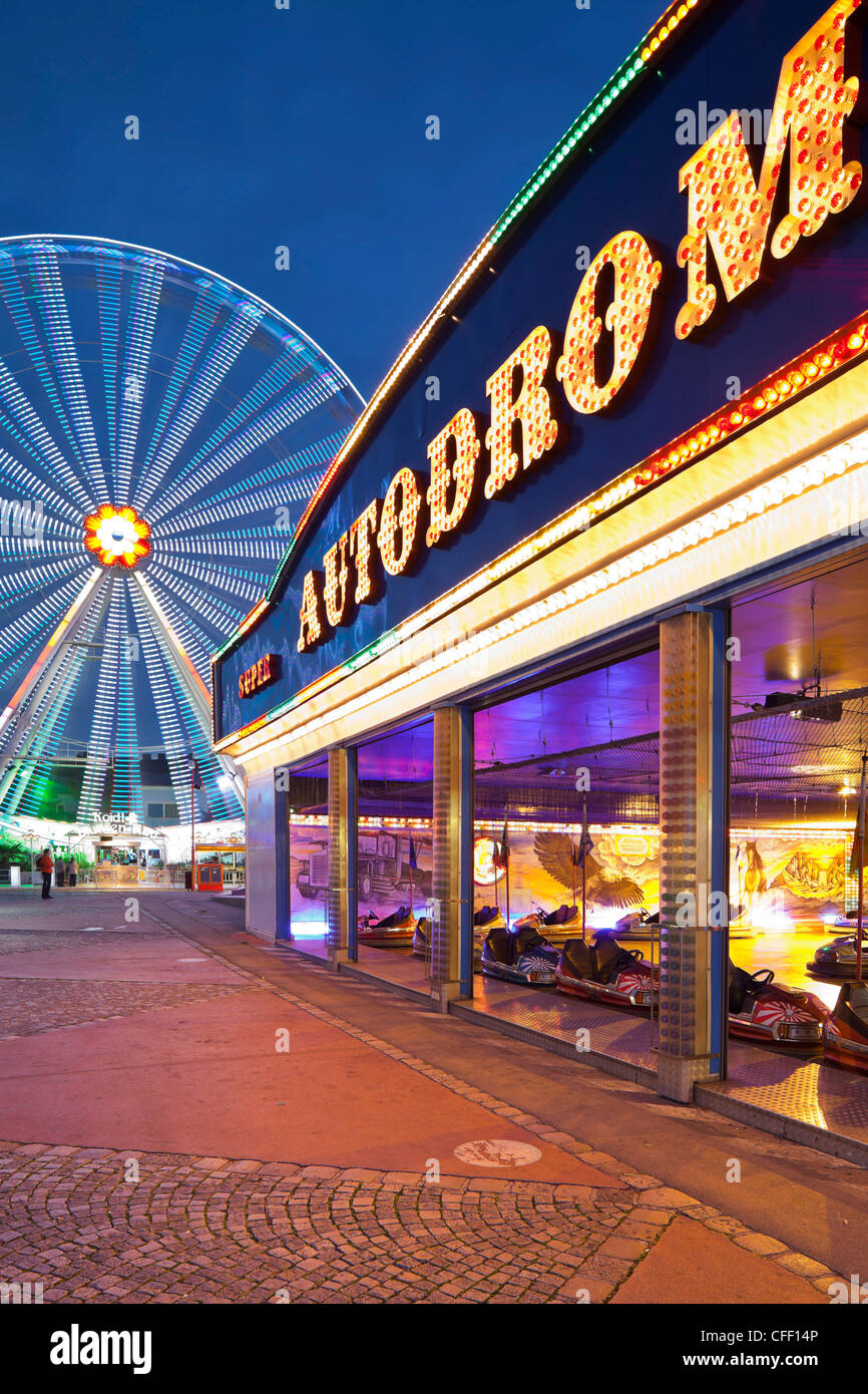 Bumper Car e la ruota panoramica Ferris in serata, il Prater, Leopoldstadt, Vienna, Austria, Europa Foto Stock