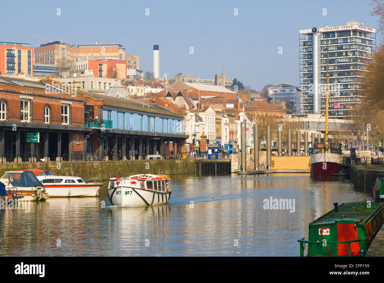 Il centro di Bristol con Colston torre dalla stretta Quay, Harbourside, Bristol, Gloucestershire, England, Regno Unito Foto Stock
