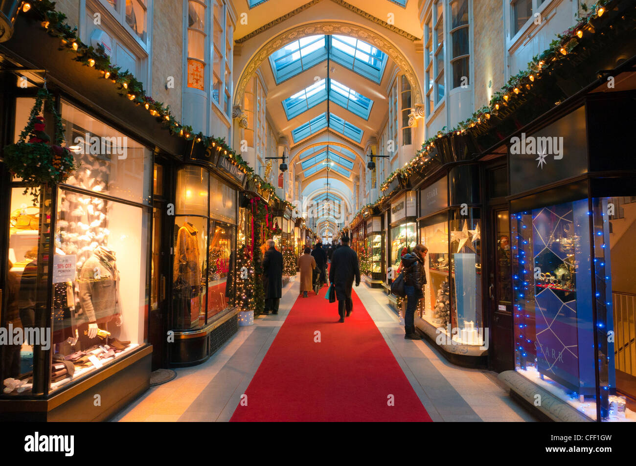 Burlington Arcade a Natale, Piccadilly, Londra, Inghilterra, Regno Unito, Europa Foto Stock