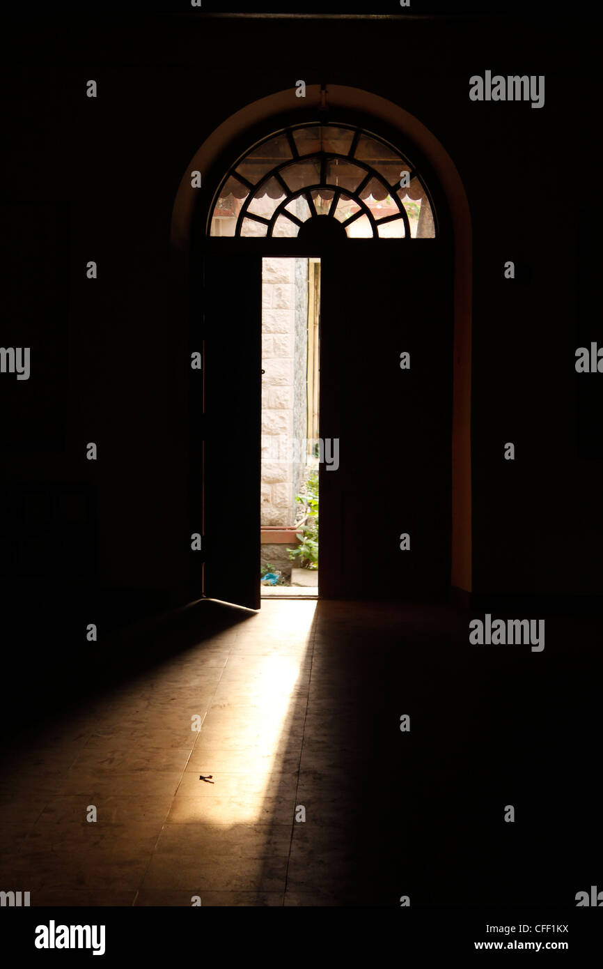 Luce proveniente attraverso una porta aperta, il Maharaja's College di Ernakulam,l'India Foto Stock