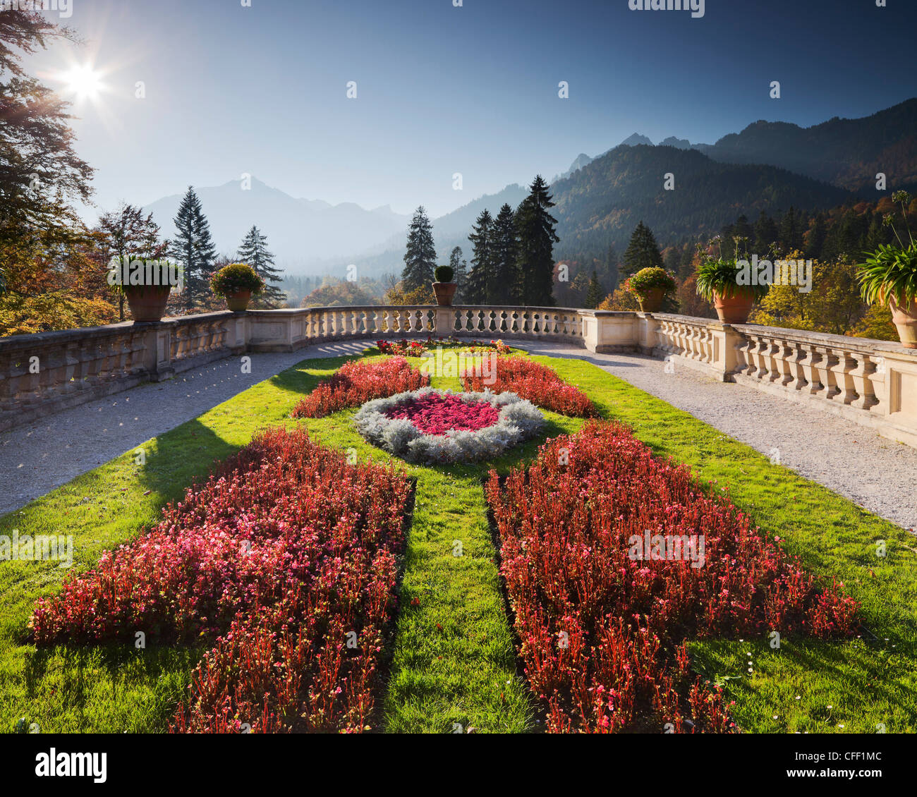 Letti di fiori nel giardino con vista sulle montagne, il castello di Linderhof, Baviera, Germania, Europa Foto Stock
