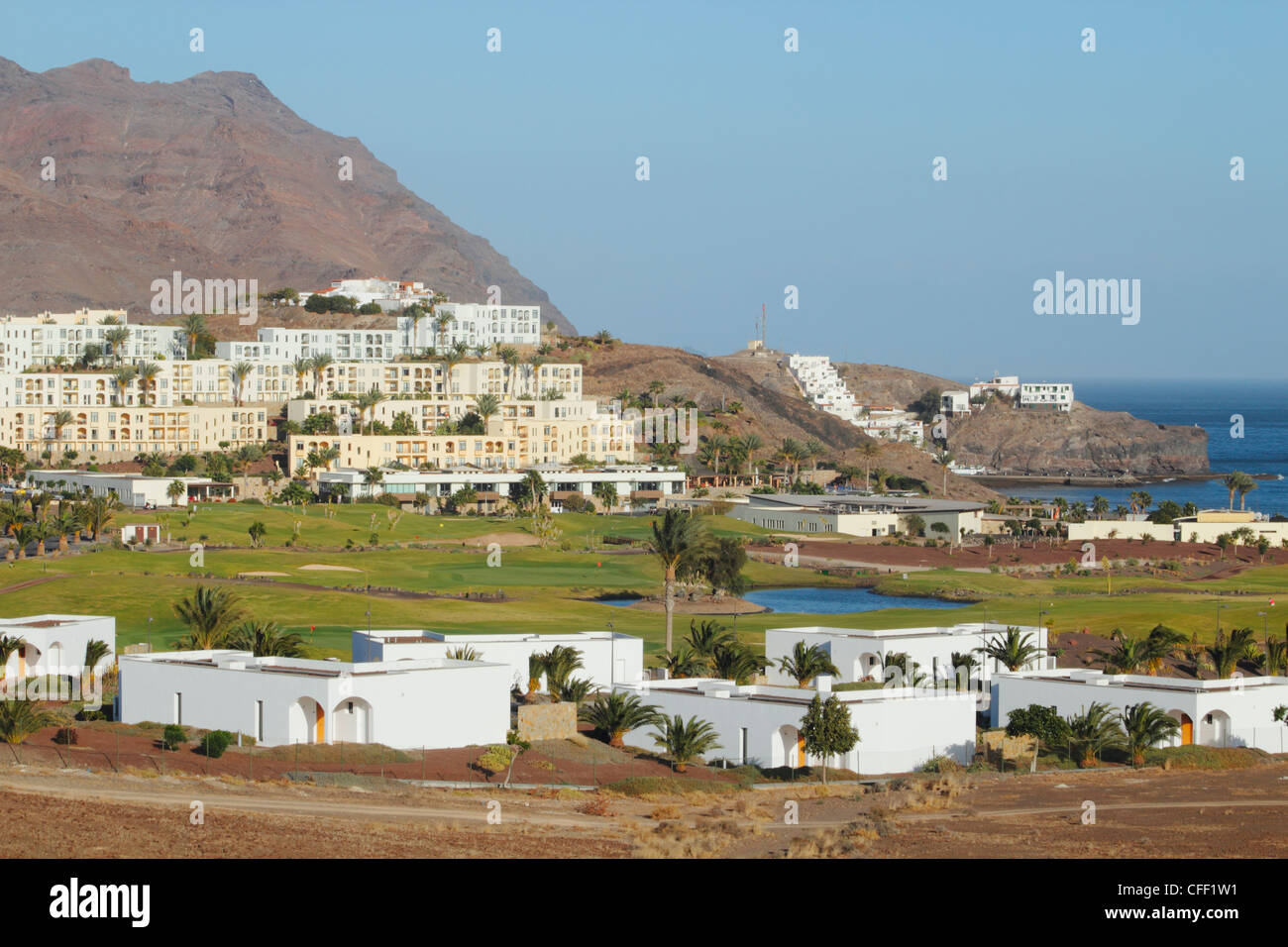 Vista su Playitas resort complesso con campo da golf tra bianco ville e hotel in montagna. Fuerteventura Isole Canarie. Foto Stock