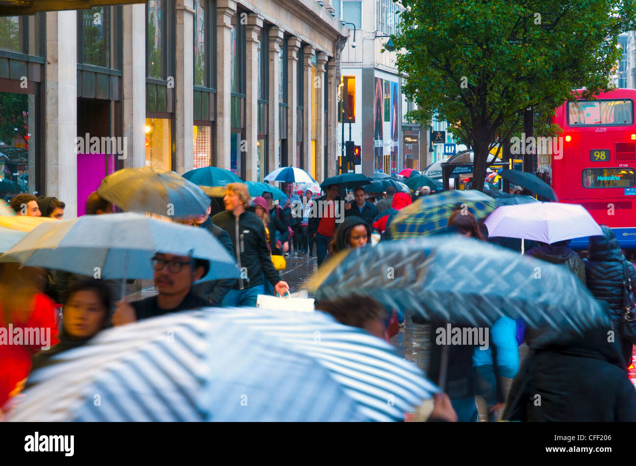 Gli amanti dello shopping sotto la pioggia, Oxford Street, London, England, Regno Unito, Europa Foto Stock
