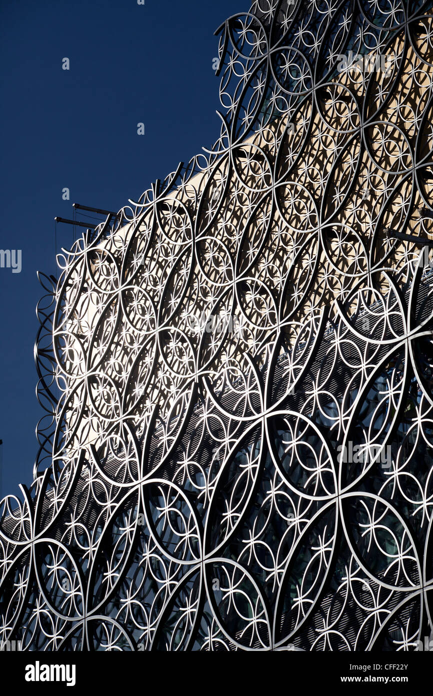 Una chiusura del 'filigrana' facia di stile della nuova libreria essendo costruito in Birmingham, UK. Foto Stock