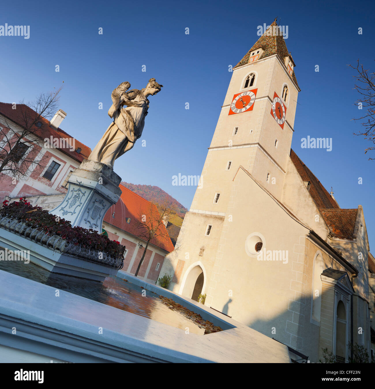 Fontana e la chiesa di Spitz an der Donau, Wachau, Austria Inferiore, Austria, Europa Foto Stock