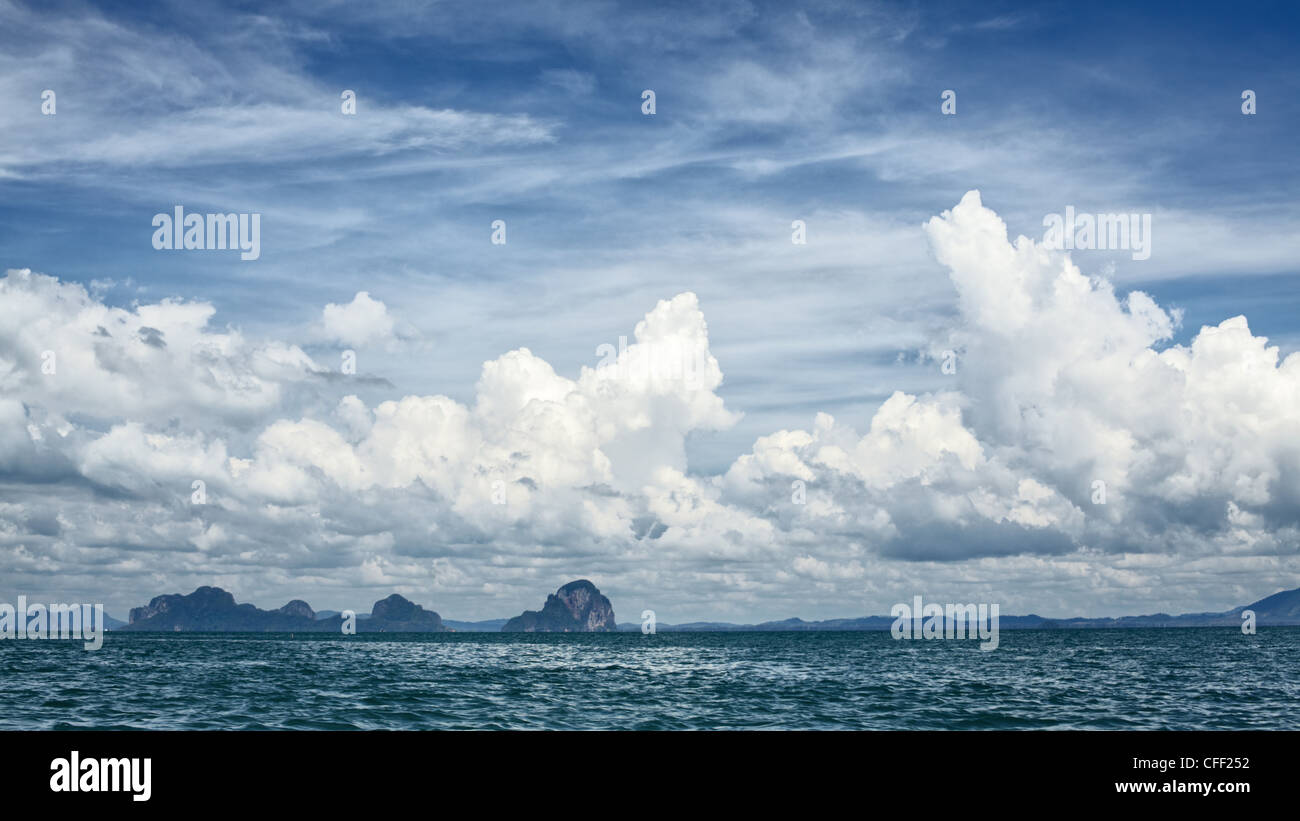 Alta scogliera con alberi sul Mare delle Andamane, Thailandia Foto Stock