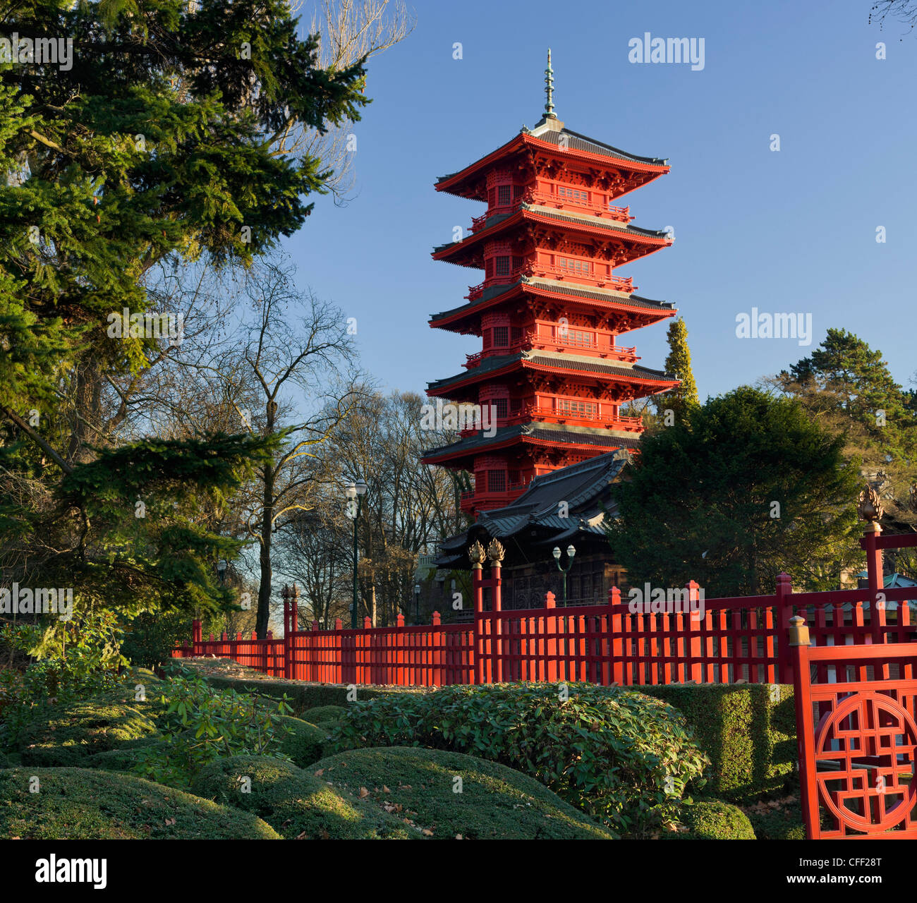 Tour Japonaise, torre giapponese nella luce del sole, Bruxelles, Belgio, Europa Foto Stock