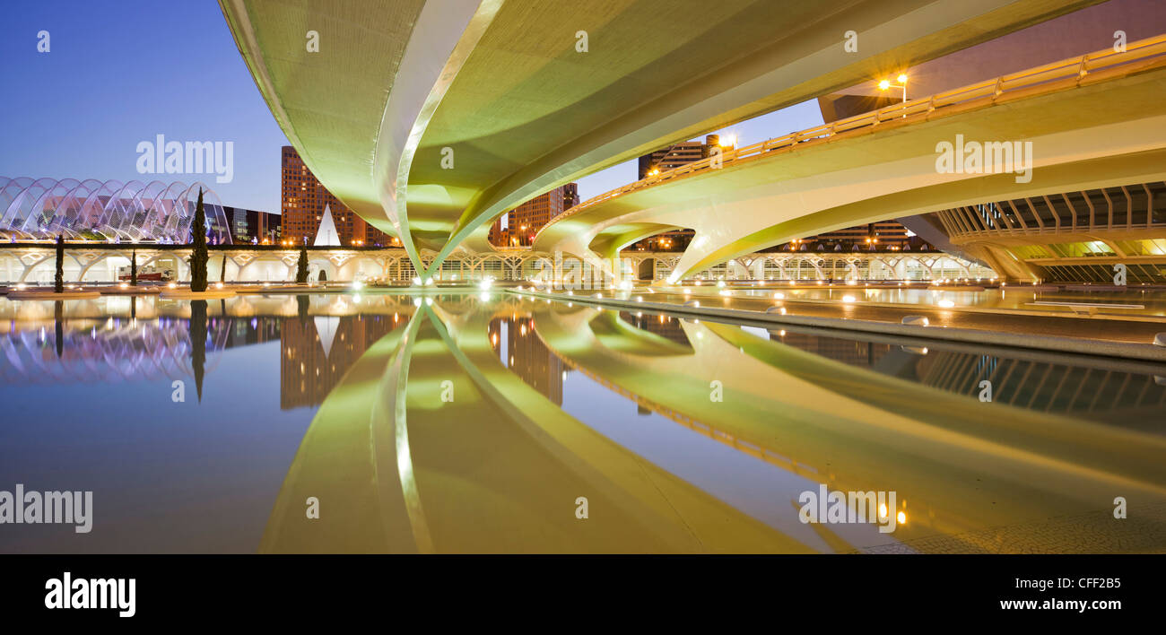 La riflessione di ponte illuminato sull'acqua, la Ciudad de las Artes y de las Ciencias, Valencia, Spagna, Europa Foto Stock