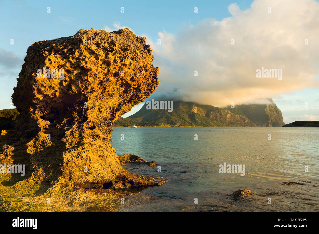 Calcarenite rock con Mount Lidgbird e Monte Gower, Mare di Tasman, Isola di Lord Howe, Nuovo Galles del Sud, Australia Oceano. Foto Stock