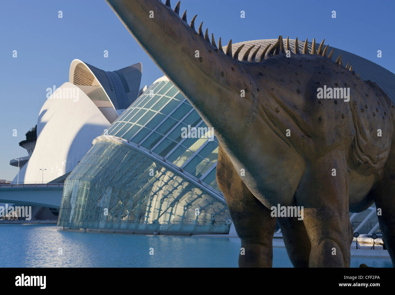 Dinosauro nella parte anteriore del cinema IMAX L'emisferico e Palau de les Arts Reina Sofia, Ciudad de las Artes y de las Ciencias, Valenci Foto Stock