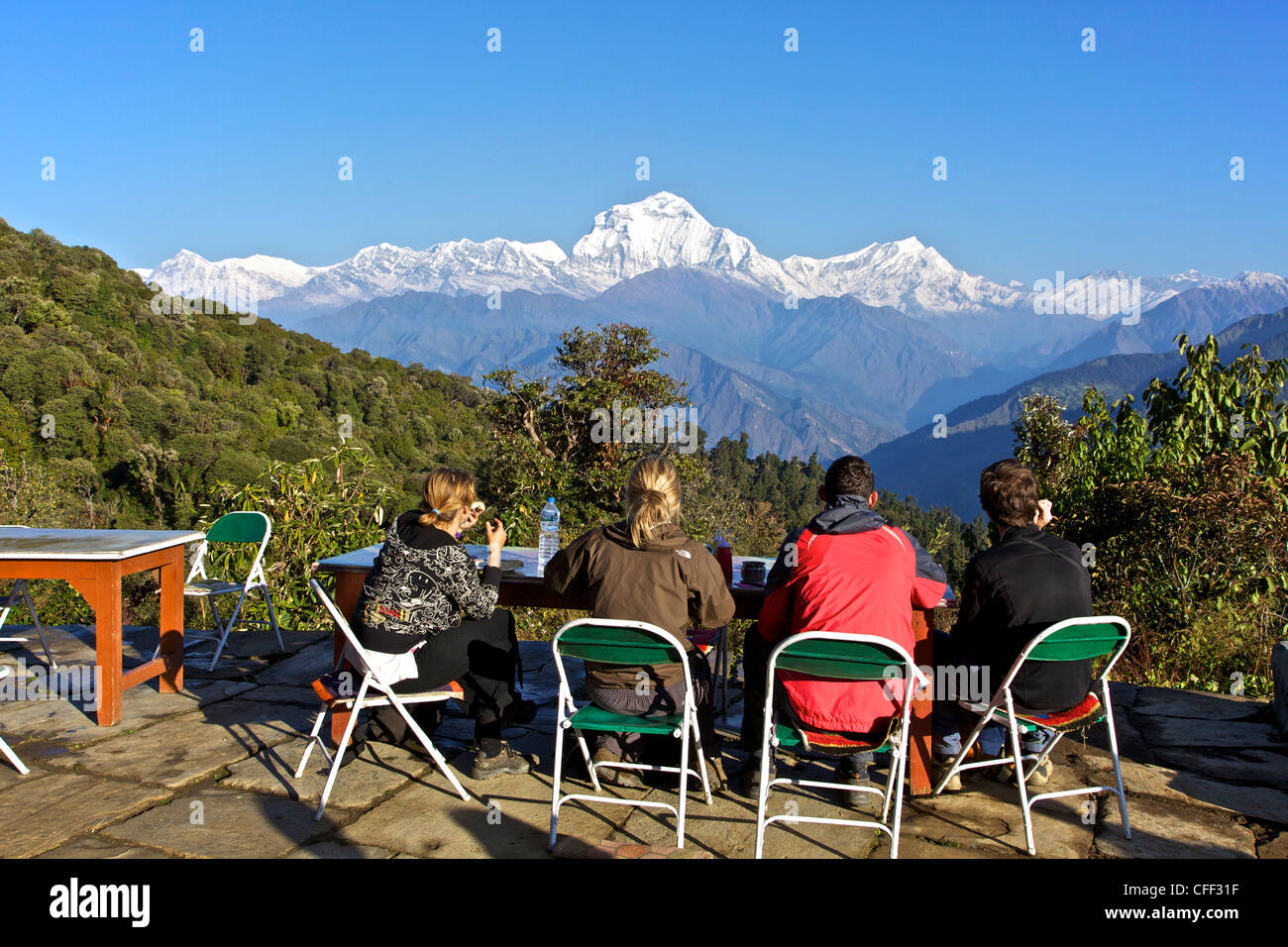 Il trekking godendo al fresco della prima colazione in teahouse in Ghorepani, Santuario di Annapurna Regione, Himalaya, Nepal, Asia Foto Stock