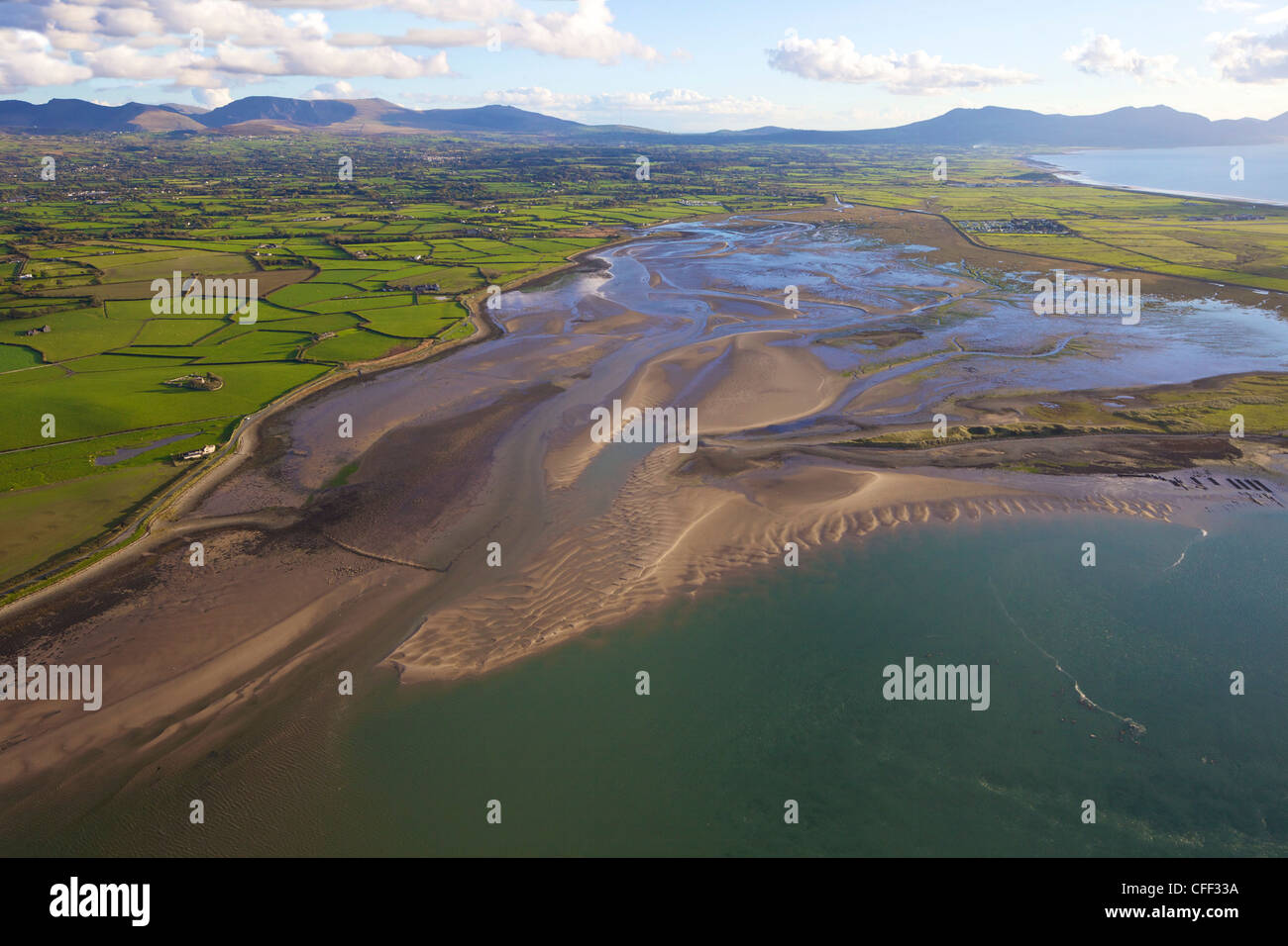 Fotografia aerea della baia di Foryd, Menai Strait, Snowdonia, il Galles del Nord, Cymru, Regno Unito, Europa Foto Stock