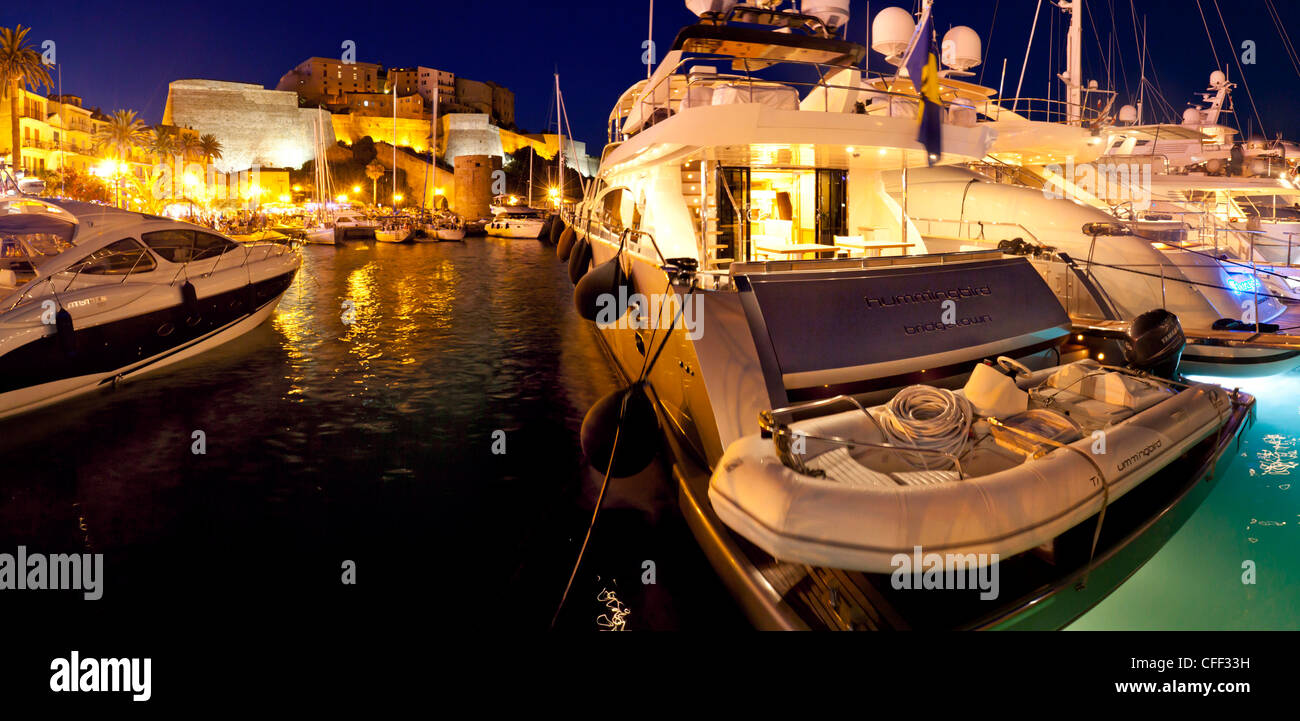 Costoso yachts nel porto di Calvi, Corsica, Francia Foto Stock