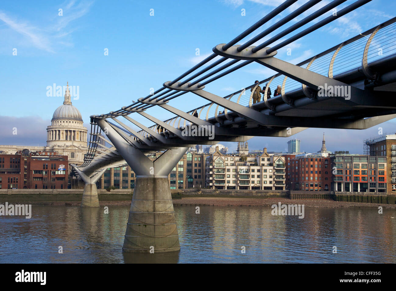 Pedoni sul Millennium Bridge, attraversando il fiume Thames, London, England, Regno Unito Foto Stock