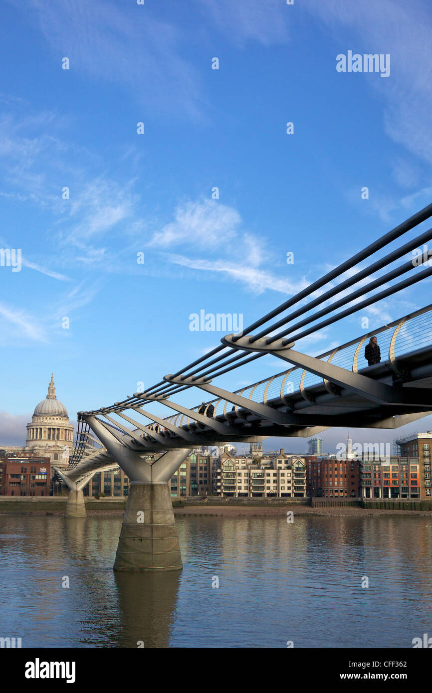 Pedoni sul Millennium Bridge, attraversando il fiume Thames, London, England, Regno Unito Foto Stock