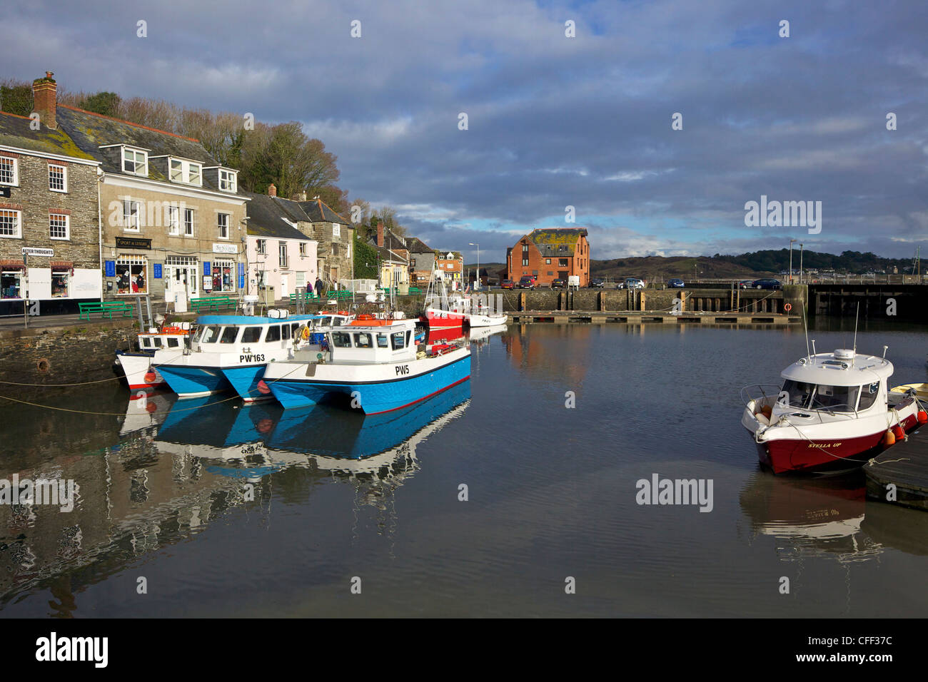 In inverno il sole su imbarcazioni da pesca in Padstow Harbour, Cornwall, England, Regno Unito, Europa Foto Stock