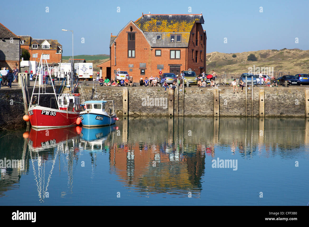 Barche da pesca in Padstow Harbour, Camel Estuary, North Cornwall, England, Regno Unito, Europa Foto Stock