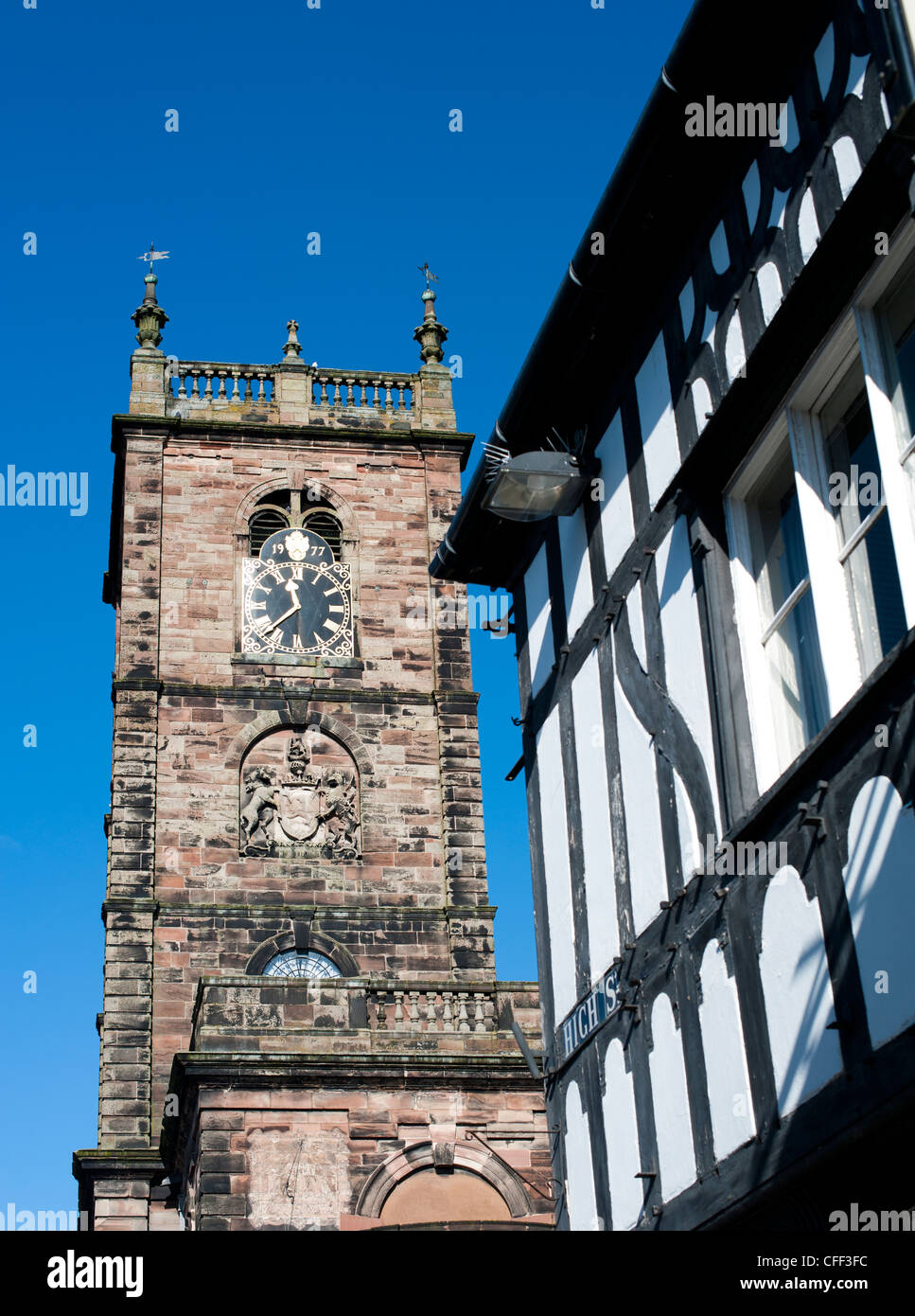 St Alkmund la chiesa e Black Bear pub, Whitchurch Shropshire England Regno Unito Foto Stock