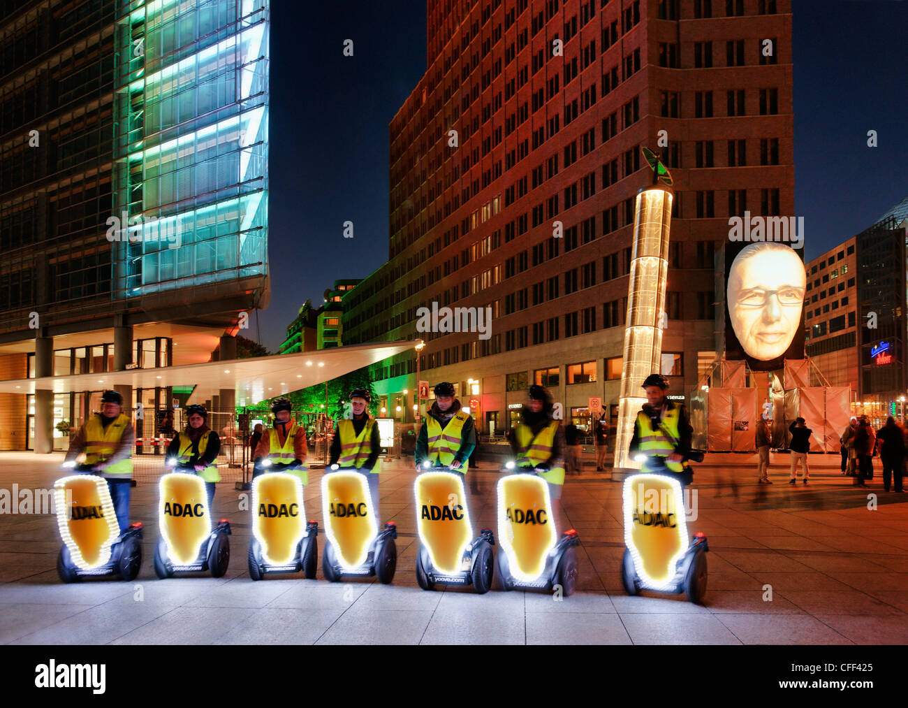 Gruppo di Segway Driver, pianoforte, casa vecchia Potsdam Street, Kollhoff Tower, luogo di Potsdam, il Festival delle luci di Berlino, Germania Foto Stock